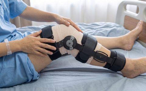 Ginocchio con tutore ortopedico durante il recupero post-operatorio