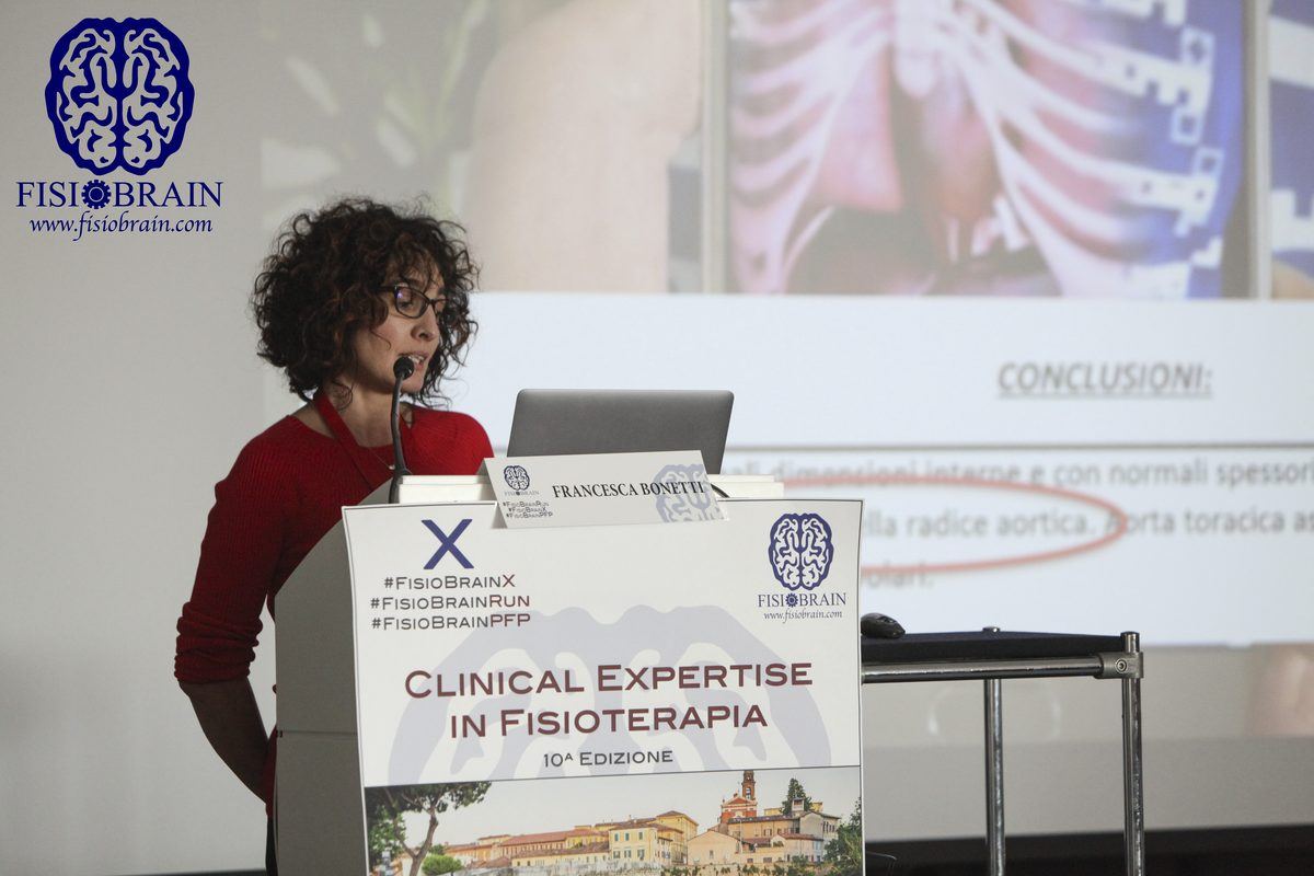 Francesca Bonetti interviene come relatrice a un congresso di fisioterapia clinica